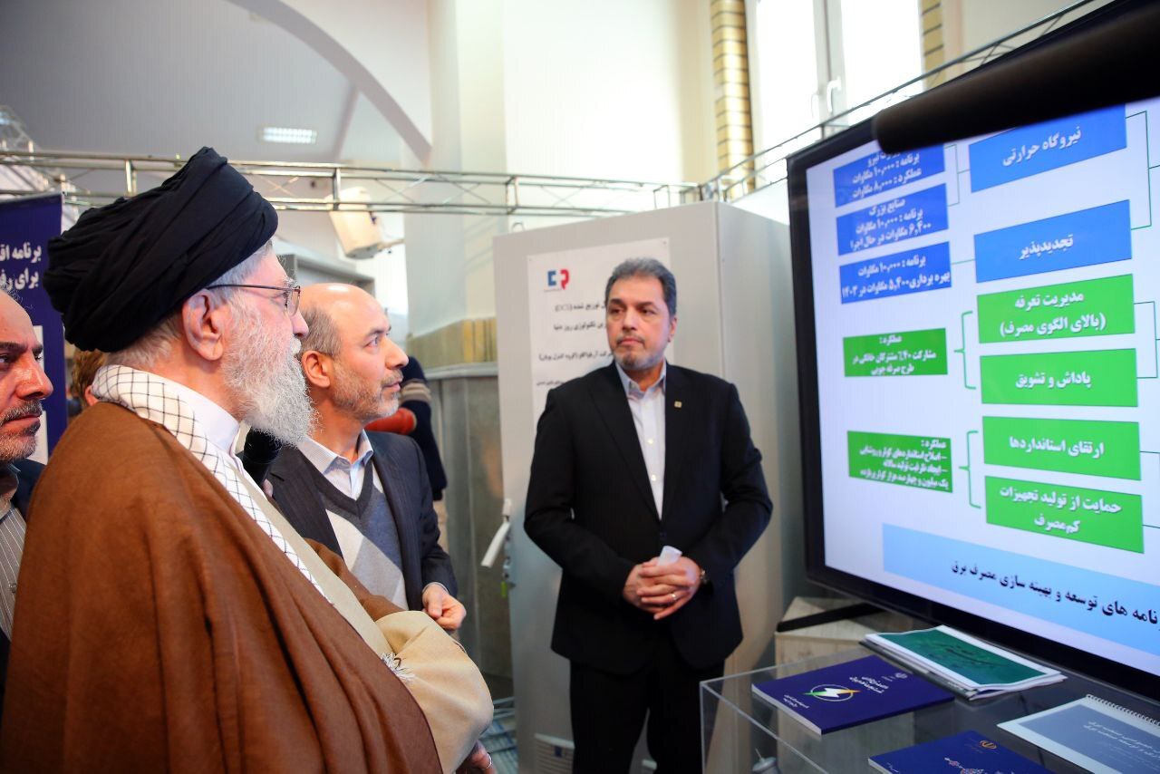 بازدید رهبر انقلاب از نمایشگاه توانمندیهای تولید داخلی بازدید رهبر انقلاب از نمایشگاه توانمندیهای تولید داخلی