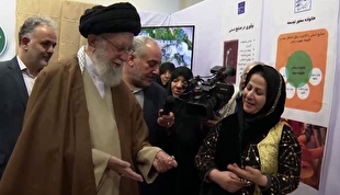 هدیه غرفه‌دار صنایع دستی به رهبر انقلاب و دریافت انگشتر به عنوان یادگاری
