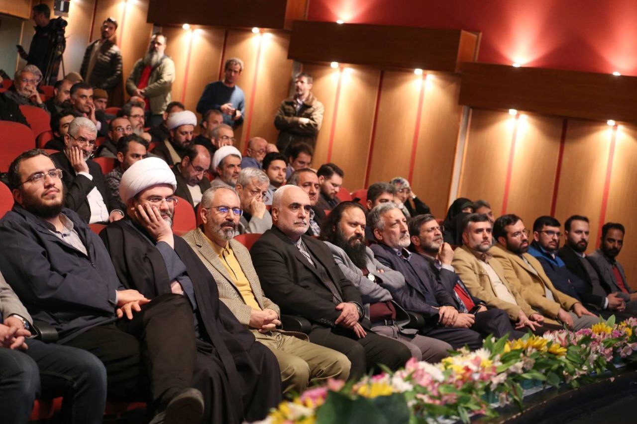 رمان تاریخی «ماه و بلوط» رونمایی شد