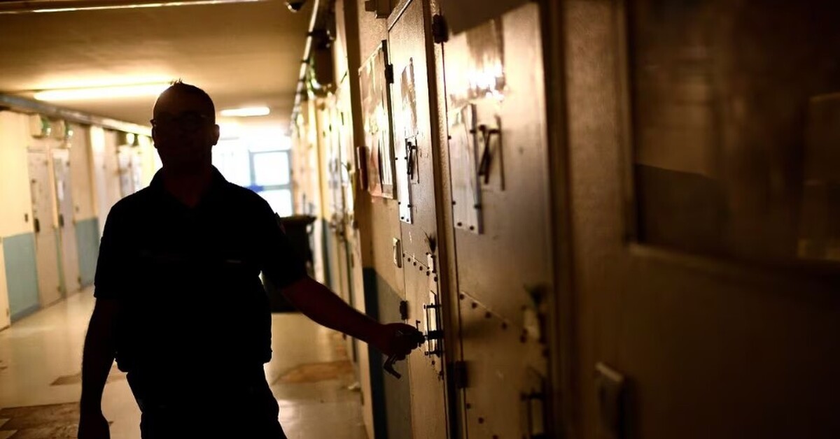 فروپاشی زیرساختها، پهپادهای قاچاقچی و ازدحام جمعیت؛ واقعیتهای زندانهای فرانسه فروپاشی زیرساختها، پهپادهای قاچاقچی و ازدحام جمعیت؛ واقعیتهای زندانهای فرانسه