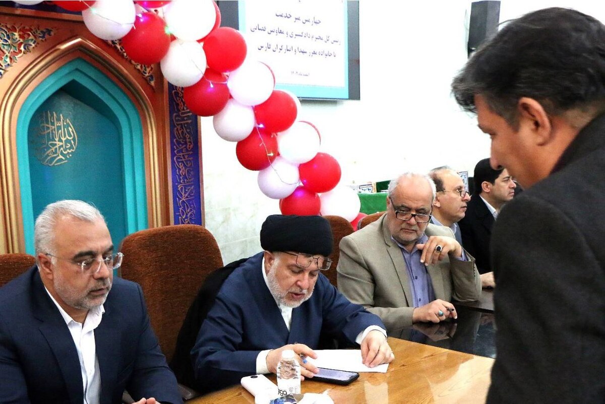 رئیس کل دادگستری فارس در دو ملاقات عمومی با ۱۱۴ نفر از مراجعان دیدار کرد رئیس کل دادگستری فارس در دو ملاقات عمومی با ۱۱۴ نفر از مراجعان دیدار کرد
