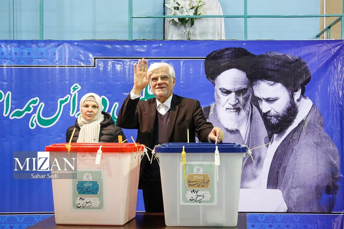 محمدرضا عارف رای خود را به صندوق انداخت
