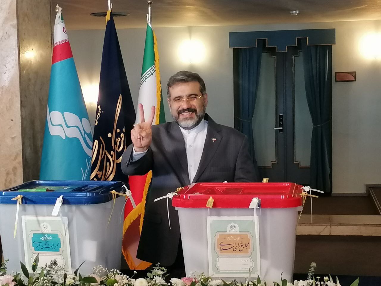 هنرمندان و مسئولان فرهنگی در تالار وحدت رای خود را به صندوق انداختند هنرمندان و مسئولان فرهنگی در تالار وحدت رای خود را به صندوق انداختند