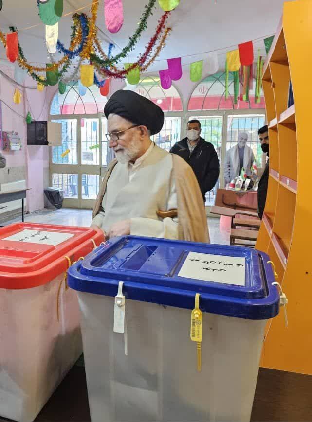 وزیر اطلاعات با حضور در دبستان دخترانه بهار رای خود را به صندوق انداخت وزیر اطلاعات با حضور در دبستان دخترانه بهار رای خود را به صندوق انداخت