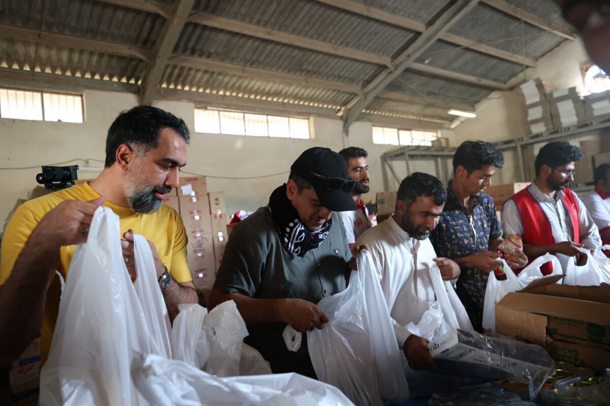 کمک‌رسانی قهرمانان ورزشی به مناطق سیل‌زده سیستان و بلوچستان + عکس