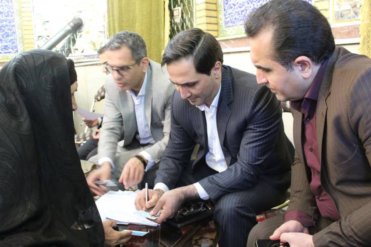 میز خدمت و ملاقات مردمی مسئولین قضایی استان کرمانشاه در بقعه چاه صاحب الزمان (عج)/ رسیدگی به مشکلات حقوقی و قضایی بیش از ۴۰ نفر از مراجعین میز خدمت و ملاقات مردمی مسئولین قضایی استان کرمانشاه در بقعه چاه صاحب الزمان (عج)/ رسیدگی به مشکلات حقوقی و قضایی بیش از ۴۰ نفر از مراجعین