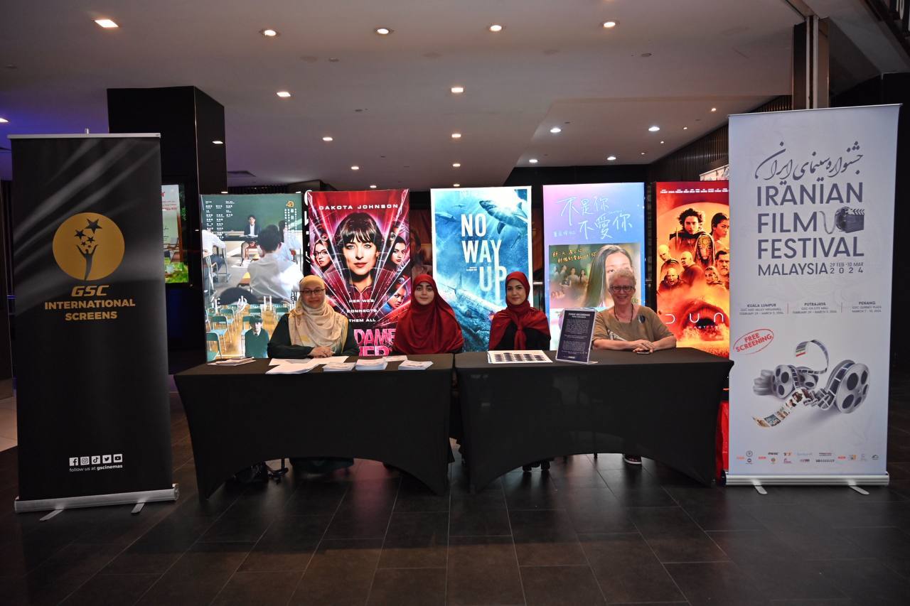 طنین سرود «کجاییدای شهیدان خدایی» در شب اول جشنواره فیلمهای سینمایی ایرانی در مالزی طنین سرود «کجاییدای شهیدان خدایی» در شب اول جشنواره فیلمهای سینمایی ایرانی در مالزی