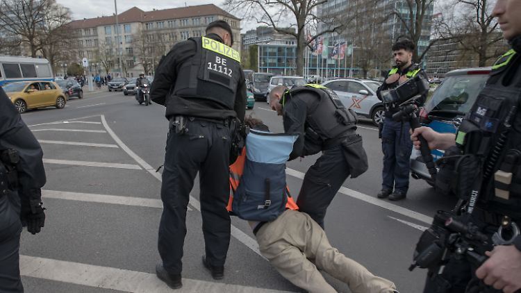 ادامه خشونت پلیس آلمان علیه معترضان/ این بار در تظاهرات کارگری