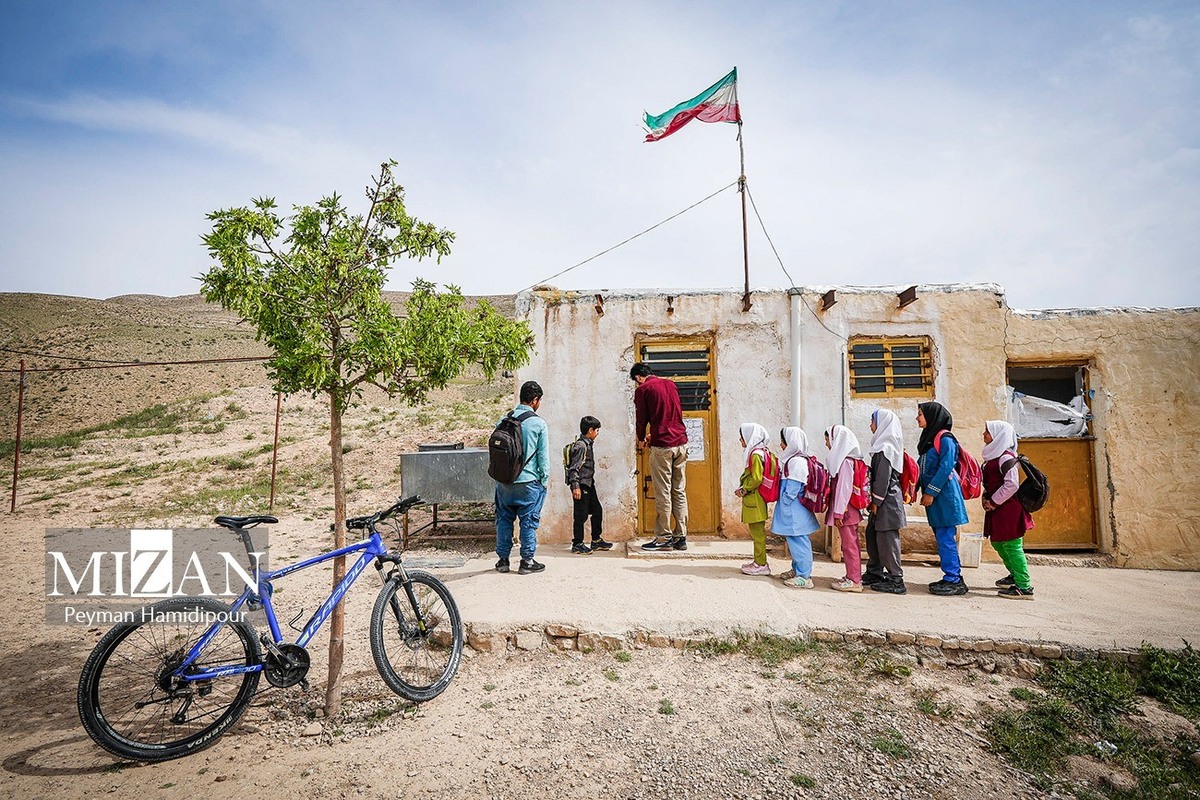 درد دل‌های معلمی که برای تدریس ۳۲ کیلومتر رکاب می‌زند؛ نه ساختمان داریم و نه آب!