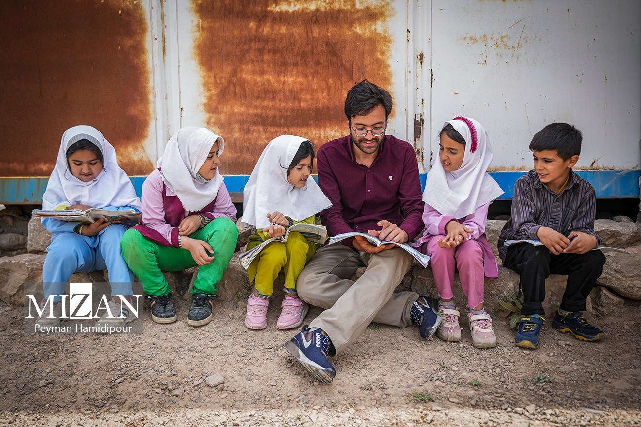 درد و دل‌های معلمی که برای تدریس ۳۲ کیلومتر رکاب می‌زند؛ از نبود امکانات تا استعداد‌هایی که ترک تحصیل می‌کنند