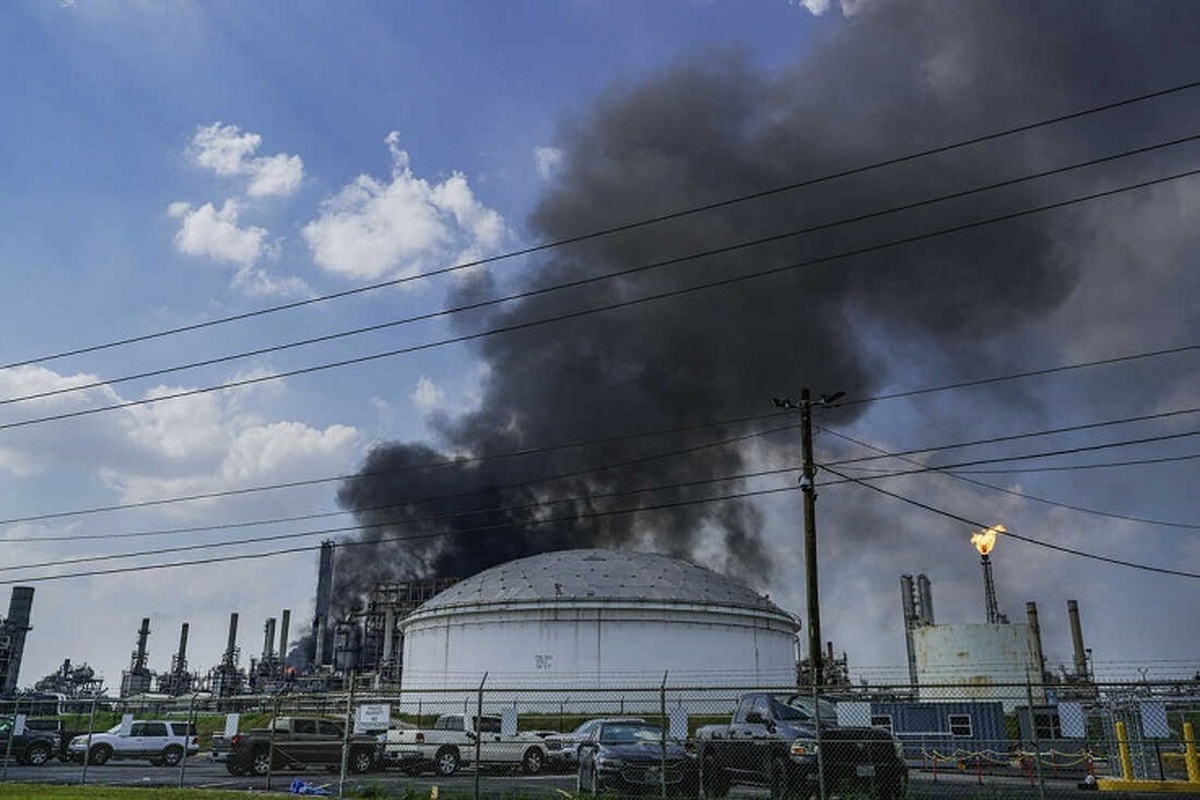 آتش‌سوزی گسترده در پالایشگاه نفت آمریکا