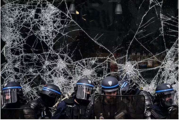 «کانورسیشن»: نیروی پلیس فرانسه بی‌رحمانه‌ترین نیرو در  اروپاست