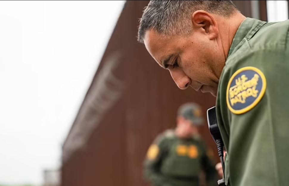 مخفی کردن هرج و مرج و بحران مهاجرت در مرزهای جنوبی آمریکا