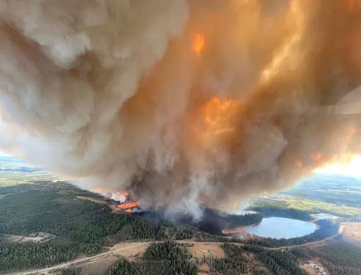 آتش‌سوزی در غرب کانادا/ ۱۳ هزار نفر منازل خود را تخلیه کردند