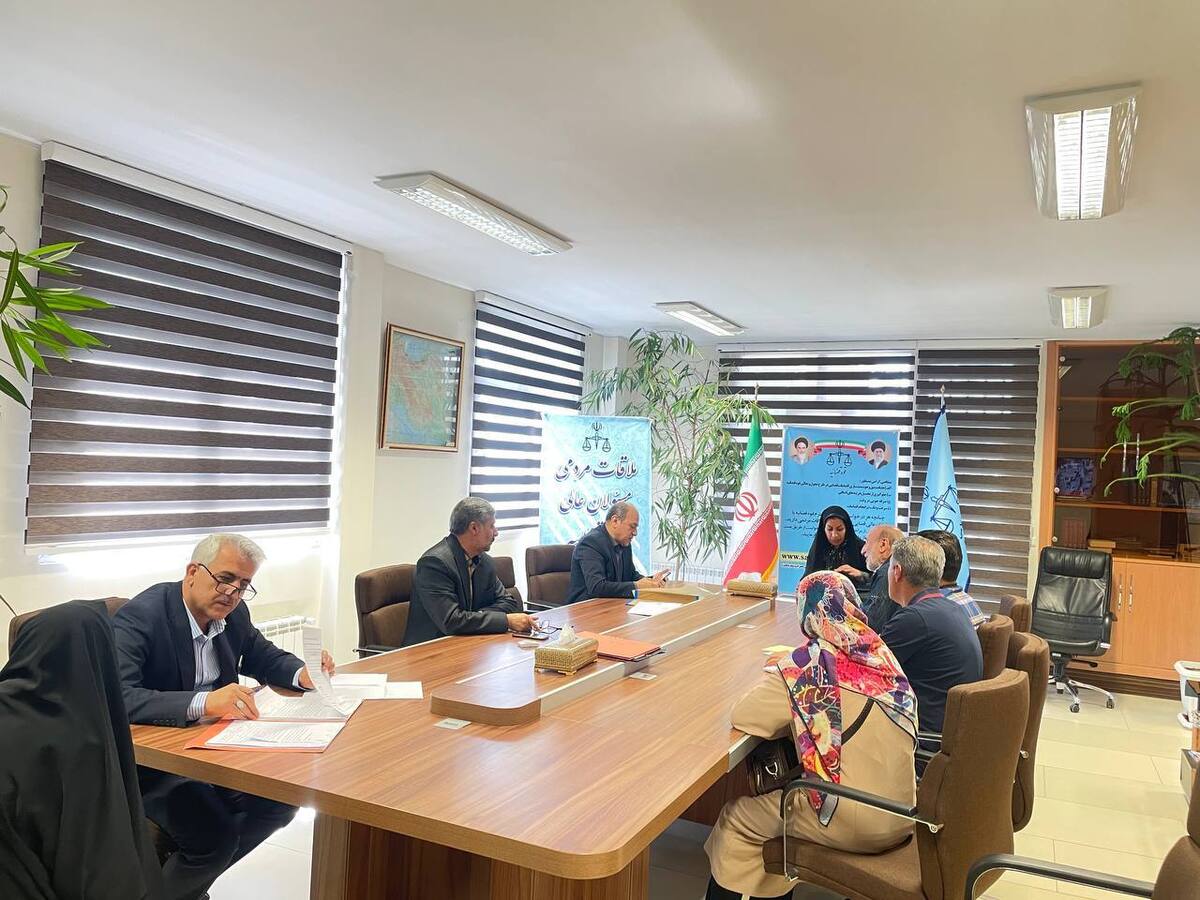 معاونان سازمان ثبت اسناد و املاک کشور با حضور در مرکز ارتباط مردمی به مشکلات مراجعان رسیدگی کردند