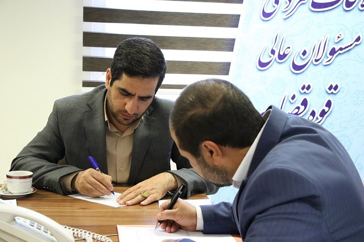 حضور رئیس حوزه ریاست دادگستری کل استان تهران در دفتر ارتباطات مردمی قوه قضاییه/ تورک: مورد به مورد این پروندهها به صورت ویژه بررسی خواهد شد حضور رئیس حوزه ریاست دادگستری کل استان تهران در دفتر ارتباطات مردمی قوه قضاییه/ تورک: مورد به مورد این پروندهها به صورت ویژه بررسی خواهد شد