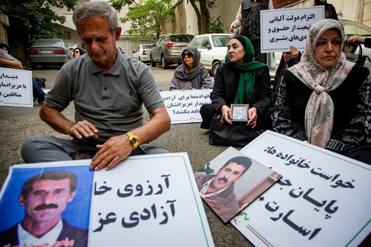 منافقین فرزندانمان را شکنجه روحی و جسمی میدهند منافقین فرزندانمان را شکنجه روحی و جسمی میدهند