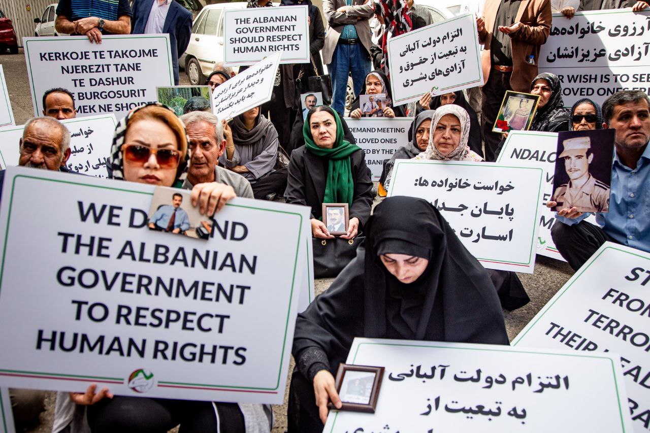 منافقین فرزندانمان را شکنجه روحی و جسمی میدهند منافقین فرزندانمان را شکنجه روحی و جسمی میدهند