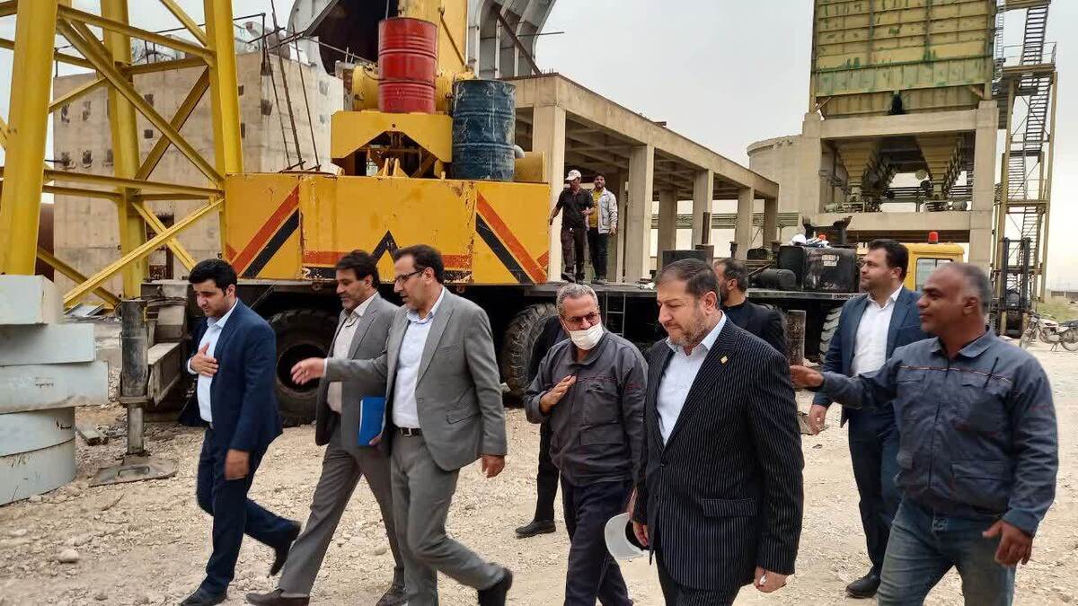 رئیس کل دادگستری ایلام از کارخانه سیمان در حال احداث شهرستان دهلران بازدید کرد