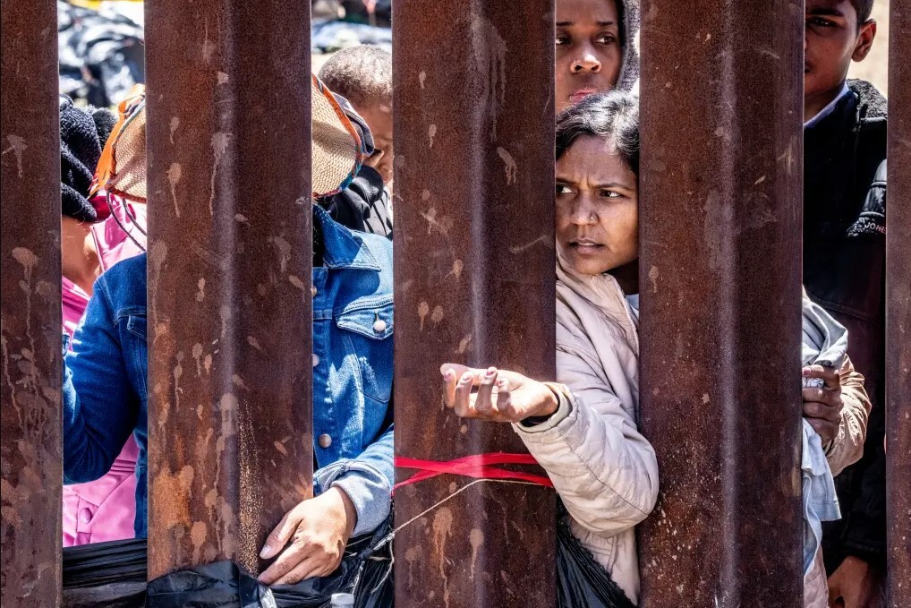 روایتی از یک تراژدی هولناک؛ مواجهه مهاجران با شدیدترین اشکال نقض حقوق انسانی در و درون مرزهای آمریکا روایتی از یک تراژدی هولناک؛ مواجهه مهاجران با شدیدترین اشکال نقض حقوق انسانی در و درون مرزهای آمریکا