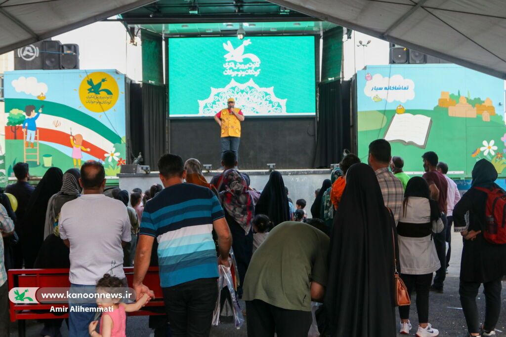 مشاوره به خانوادهها برای انتخاب خواندنیهای مناسب در نمایشگاه کتاب تهران مشاوره به خانوادهها برای انتخاب خواندنیهای مناسب در نمایشگاه کتاب تهران