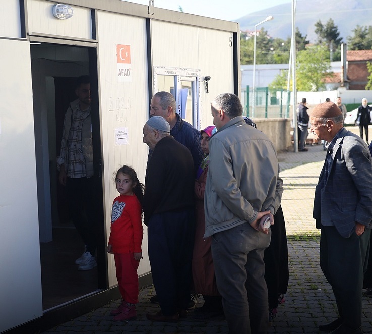 اردوغان و قلیچدار اوغلو رای خود را به صندوق انداختند/حضور زلزله زدگان در مراکز رایگیری اردوغان و قلیچدار اوغلو رای خود را به صندوق انداختند/حضور زلزله زدگان در مراکز رایگیری