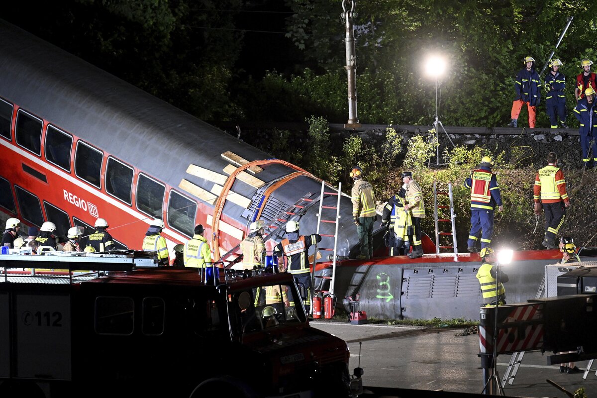 تصادف مرگبار قطار با خودرو در آلمان ۳ کشته برجای گذاشت