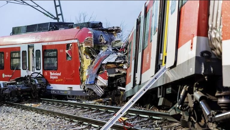 تصادف مرگبار قطار با خودرو در آلمان ۳ کشته برجای گذاشت