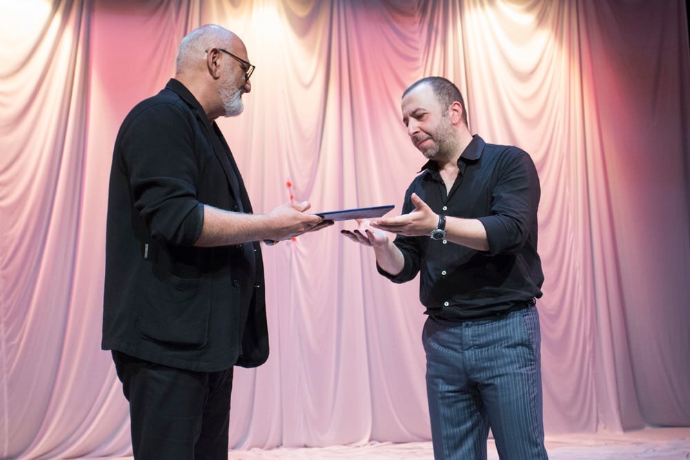 ادای احترام تئاتری‌ها به ستاره سینمای ایران