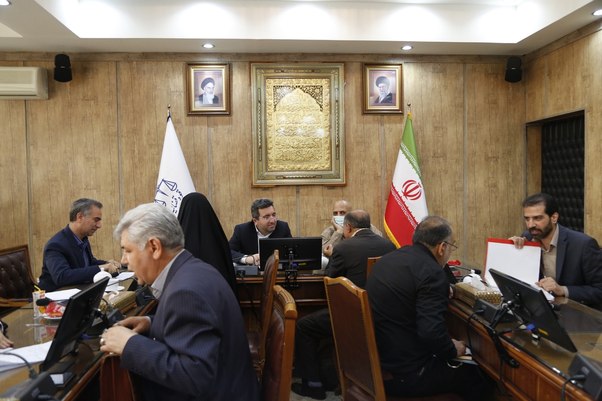 رئیس سازمان ثبت اسناد و املاک کشور به درخواست‌های ۳۰ نفر از مراجعان در جلسه ملاقات مردمی رسیدگی کرد