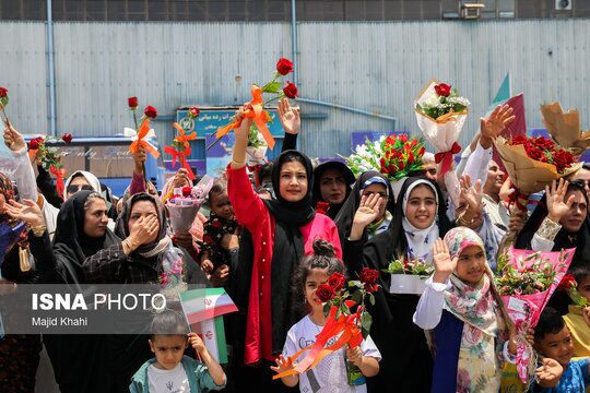 تصاویر | در آغوش گرفتن همسر و فرزند در لحظه بازگشت ناوگروه ۸۶ ارتش | قابهای متفاوت استقبال از دلاورمردان ناوگروه ۸۶ تصاویر | در آغوش گرفتن همسر و فرزند در لحظه بازگشت ناوگروه ۸۶ ارتش | قابهای متفاوت استقبال از دلاورمردان ناوگروه ۸۶