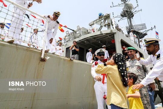 تصاویر | در آغوش گرفتن همسر و فرزند در لحظه بازگشت ناوگروه ۸۶ ارتش | قابهای متفاوت استقبال از دلاورمردان ناوگروه ۸۶ تصاویر | در آغوش گرفتن همسر و فرزند در لحظه بازگشت ناوگروه ۸۶ ارتش | قابهای متفاوت استقبال از دلاورمردان ناوگروه ۸۶