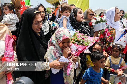 تصاویر | در آغوش گرفتن همسر و فرزند در لحظه بازگشت ناوگروه ۸۶ ارتش | قابهای متفاوت استقبال از دلاورمردان ناوگروه ۸۶ تصاویر | در آغوش گرفتن همسر و فرزند در لحظه بازگشت ناوگروه ۸۶ ارتش | قابهای متفاوت استقبال از دلاورمردان ناوگروه ۸۶