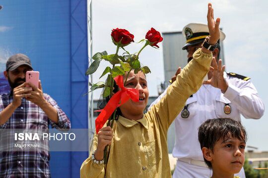 تصاویر | در آغوش گرفتن همسر و فرزند در لحظه بازگشت ناوگروه ۸۶ ارتش | قابهای متفاوت استقبال از دلاورمردان ناوگروه ۸۶ تصاویر | در آغوش گرفتن همسر و فرزند در لحظه بازگشت ناوگروه ۸۶ ارتش | قابهای متفاوت استقبال از دلاورمردان ناوگروه ۸۶