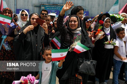 تصاویر | در آغوش گرفتن همسر و فرزند در لحظه بازگشت ناوگروه ۸۶ ارتش | قابهای متفاوت استقبال از دلاورمردان ناوگروه ۸۶ تصاویر | در آغوش گرفتن همسر و فرزند در لحظه بازگشت ناوگروه ۸۶ ارتش | قابهای متفاوت استقبال از دلاورمردان ناوگروه ۸۶