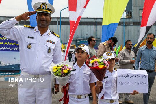 تصاویر | در آغوش گرفتن همسر و فرزند در لحظه بازگشت ناوگروه ۸۶ ارتش | قابهای متفاوت استقبال از دلاورمردان ناوگروه ۸۶ تصاویر | در آغوش گرفتن همسر و فرزند در لحظه بازگشت ناوگروه ۸۶ ارتش | قابهای متفاوت استقبال از دلاورمردان ناوگروه ۸۶