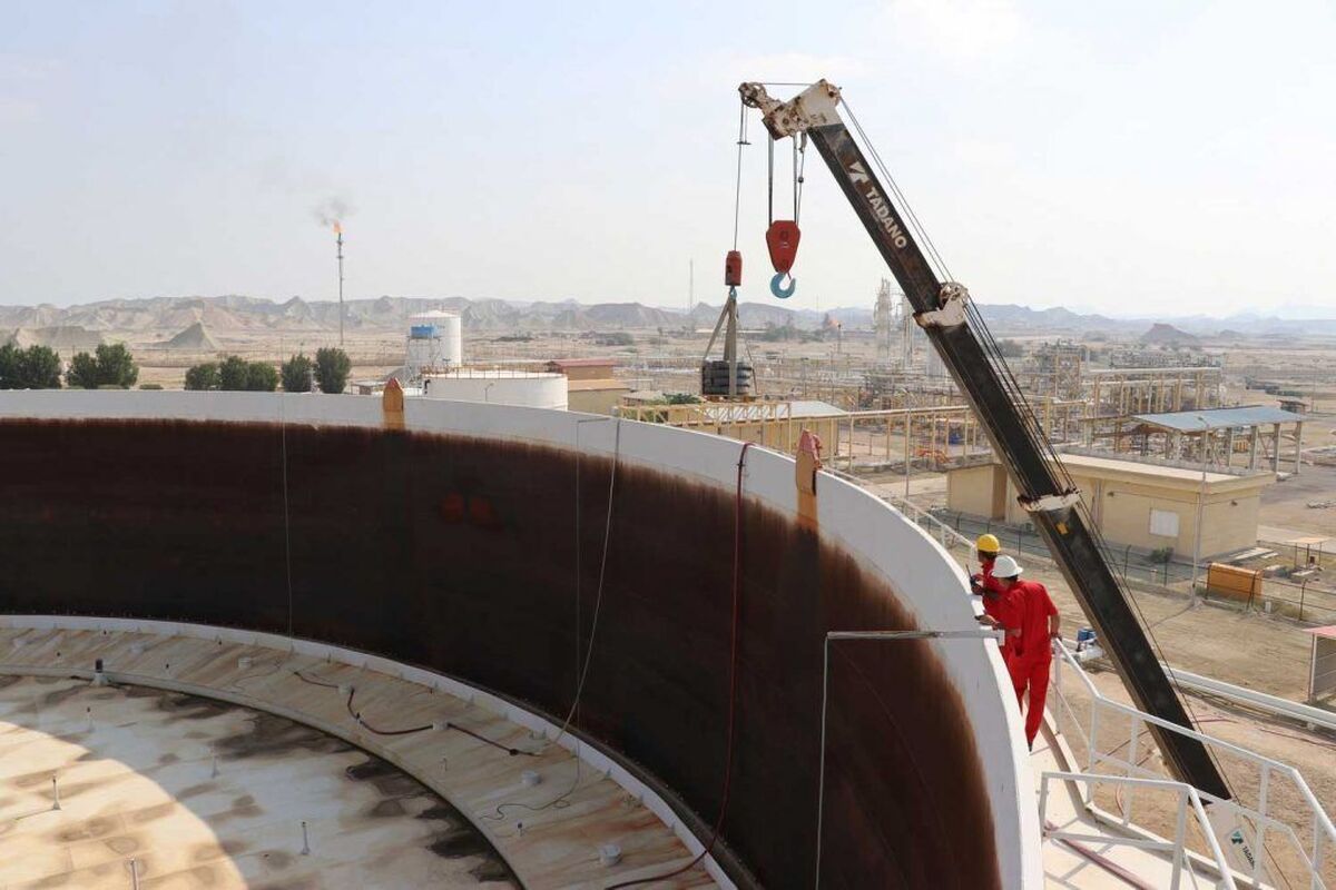نصب نشت‌بند‌های سقف شناور مخازن نفت‌خام در منطقه عملیاتی قشم