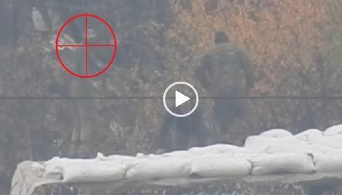 ویدیو / شلیک به سرباز اوکراینی از فاصله ۱۲۰۰ متری