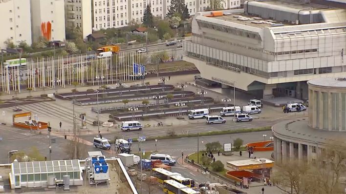 مشاهده دو فرد مسلح در مرکز کنفرانس برلین مشاهده دو فرد مسلح در مرکز کنفرانس برلین