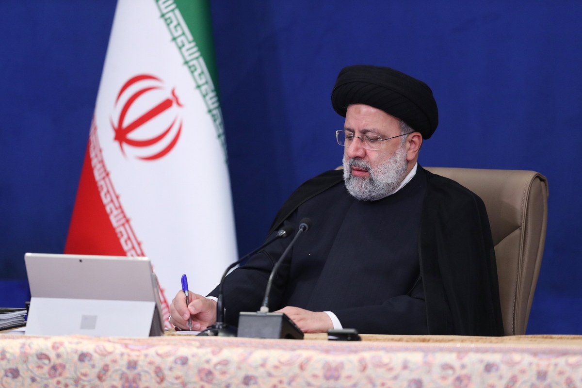 آیت الله رئیسی: دولت مردمی با اتکا به اهداف ۱۵ خرداد همه توان خود را برای ارتقای جایگاه کشور بکار گرفته است
