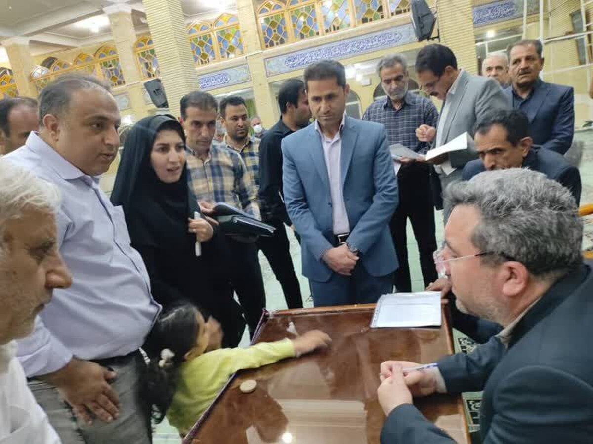 ملاقات چهره به چهره و پاسخگویی به مشکلات ثبتی مردم توسط رئیس سازمان ثبت اسناد و املاک کشور در مسجد جامع ایلام 