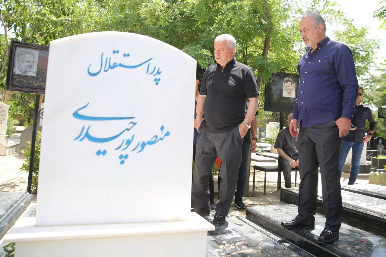 بزرگان پرسپولیس با کاپ قهرمانی بر سر مزار اسطورههای درگذشته+تصاویر بزرگان پرسپولیس با کاپ قهرمانی بر سر مزار اسطورههای درگذشته+تصاویر