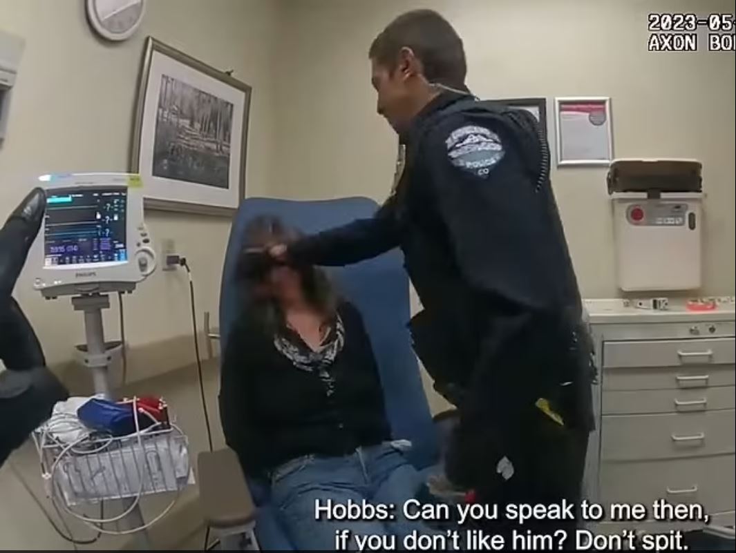 ضرب و شتم زن از سوی افسر پلیس آمریکایی