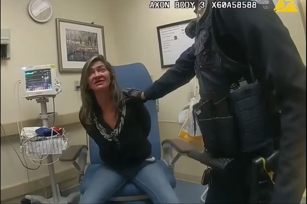 ضرب و شتم زن از سوی افسر پلیس آمریکایی