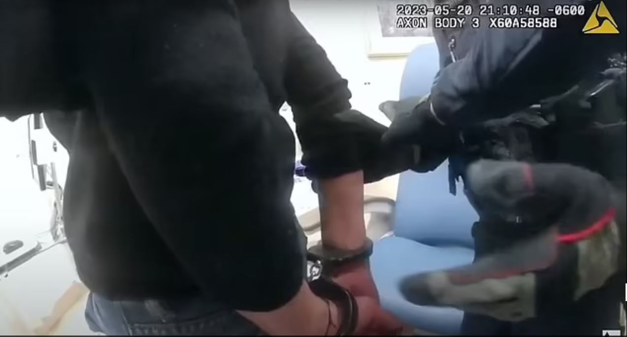 ضرب و شتم زن از سوی افسر پلیس آمریکایی