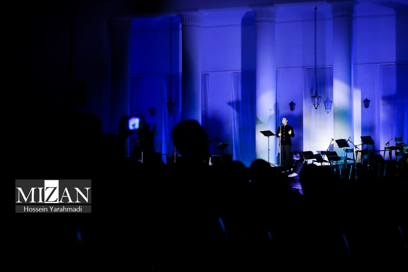 اولین شب کنسرت علیرضا قربانی در تهران برگزار شد/ زیبایی صدا، نور و تصویر