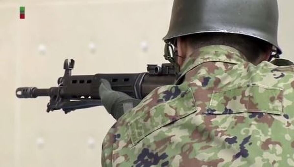 تیراندازی یک سرباز ژاپنی به سمت مافوق خود