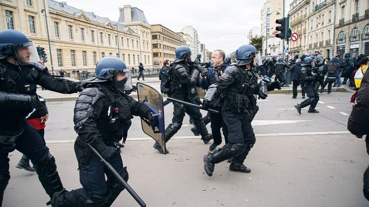 بررسی خشونت‌ها علیه معترضان در فرانسه/حمایت دولت مکرون از مسلح‌ترین پلیس اروپا