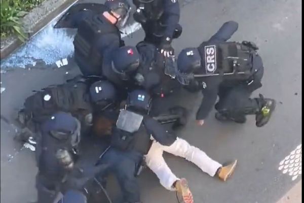 بررسی پرونده خشونت پلیس فرانسه؛ چرا اعتراض‌های مسالمت آمیز در فرانسه جنجال برانگیز می‌شوند؟