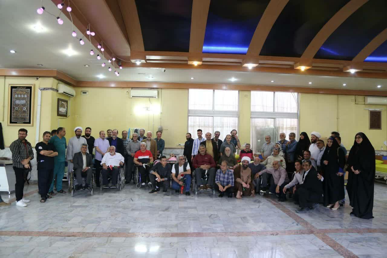 دیدار جمعی از هنرمندان و اعضای ستاد برگزاری جشنواره فیلم ایثار با جانبازان دفاع مقدس + تصاویر